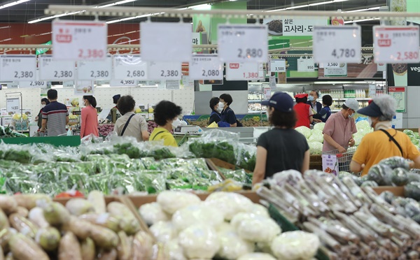  1일 서울 서초구 양재동 하나로마트 신선식품, 채소 판매대 모습.