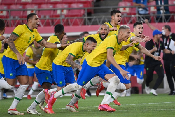  승리에 기뻐하는 브라질 선수들
