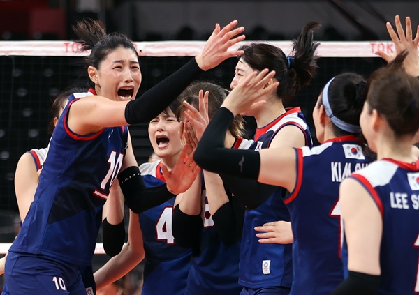 지난 4일 일본 아리아케 아레나에서 열린 도쿄올림픽 여자 배구 8강 한국과 터키의 경기에서 승리, 4강 진출에 성공한 한국의 김연경(왼쪽) 등 선수들이 환호하고 있다.