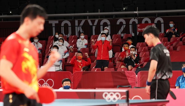 [올림픽] 한중 희비교차 4일 일본 도쿄체육관에서 열린 도쿄올림픽 남자 탁구 단체전 한국-중국 준결승. 장우진이 실점한 뒤 아쉬워하고 있다.