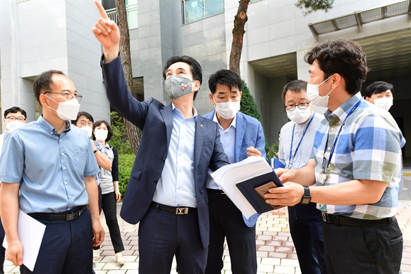  서철모 화성시장은 3일 동탄역 인근 '미니태양광 설치 보급 사업' 현장을 찾아 경비원들을 격려했다.
