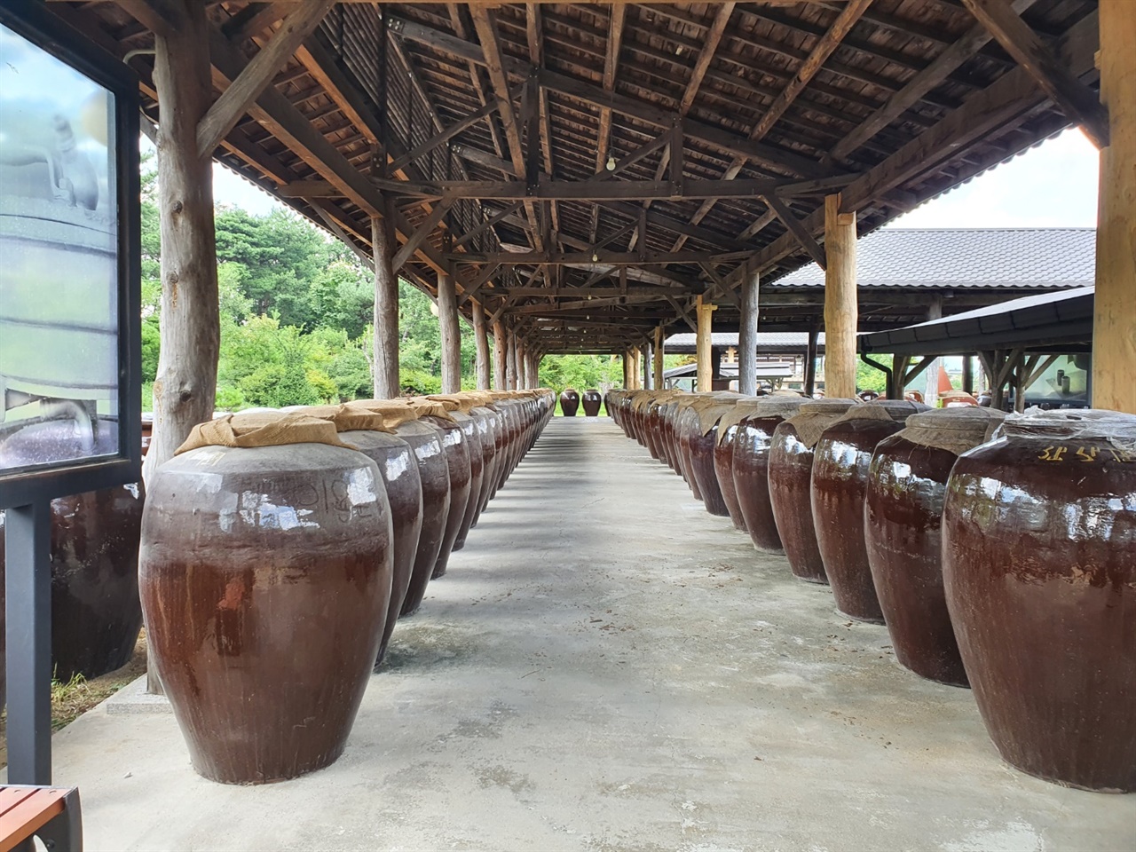 산사원의 전통정원 공간으로 가면 술을 발효하는 항아리가 모여 있는 장관을 살필 수 있다.