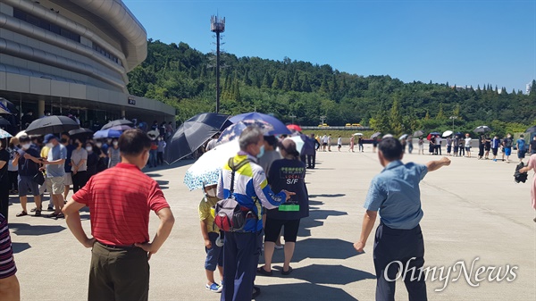 5일 오전 창원 만남의광장에 설치된 임시선별진료소 상황.