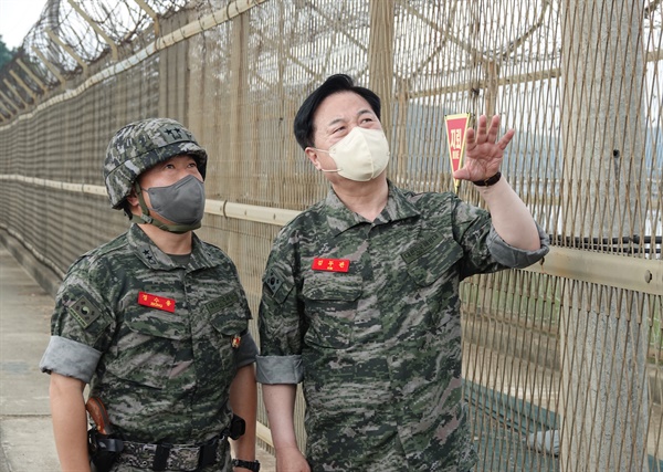 5일 김포 해병대 2사단을 방문한 김두관 의원.