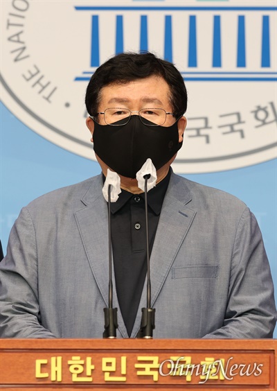더불어민주당 설훈 의원이 5일 서울 여의도 국회 소통관에서 한미연합군사훈련 조건부 연기 촉구 기자회견을 하고 있다.
