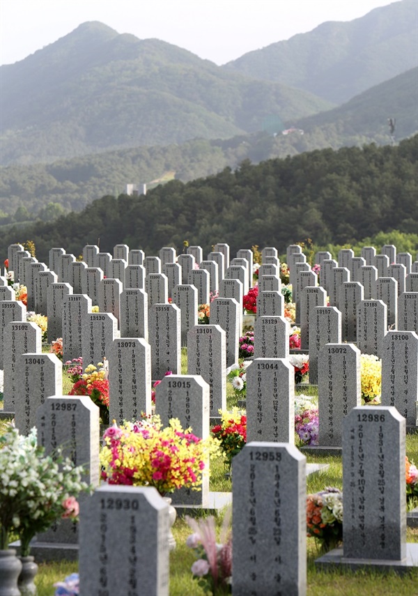 대전현충원에는 13곳의 묘역에 군인, 경찰을 비롯한 각계각층의 분들이 잠들어 있다. 