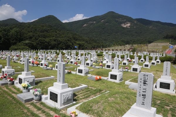 장군묘역엔 12.12 신군부 쿠데타 세력과 이에 저항한 군인들이 함께 누워있다. 