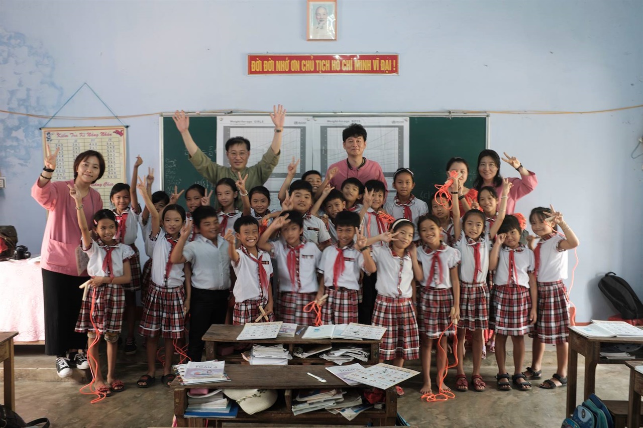 베트남평화의료연대 소속 한의사들이 직접 베트남 현지의 학교를 방문해 성장교육을 진행했고 500여명의 베트남 학생들에게 장학금을 수여했다.