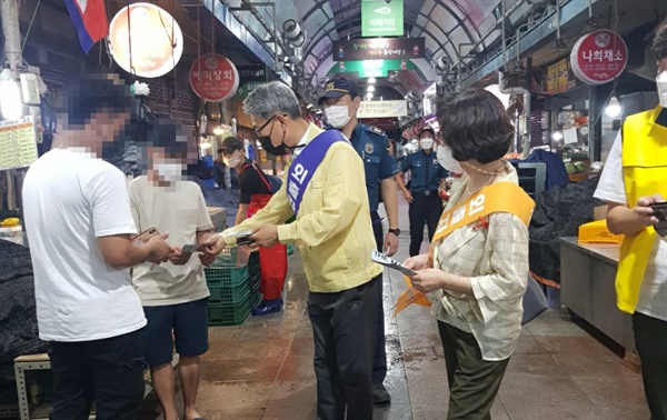 김석기 김해부시장 등 관계자들이 5일 저녁 동상동 일대에서 방역 홍보 활동을 벌였다.