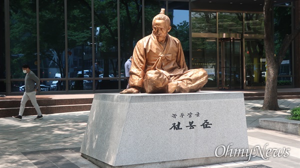 서울 종각역 인근에 세워진 전봉준 장군 동상.