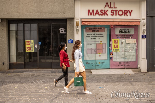 코로나19 사회적거리두기 4단계가 연장된 지난 8월 6일 오후 서울 중구 명동 중심상권 일대 폐업한 일부 가게들에 임대 현수막이 내걸렸다. 