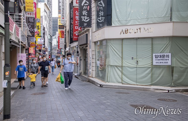 코로나19 사회적거리두기 4단계가 연장된 6일 오후 서울 중구 명동 중심상권 일대 폐업한 일부 가게들이 임대 현수막을 내걸고 있다.