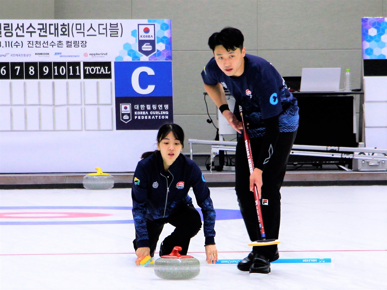  2021 KB금융 한국컬링선수권대회 믹스더블 대회에서 김민지 - 이기정 선수가 스톤을 투구하고 있다.