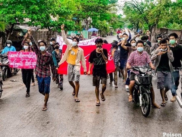6일 아침, 만달레이 미야타웅 시민들의 독재 끝장내기 행진