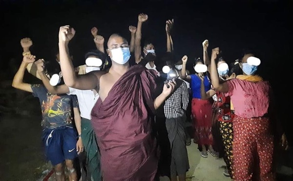 5일 밤 만달레이 승려들과 시민들