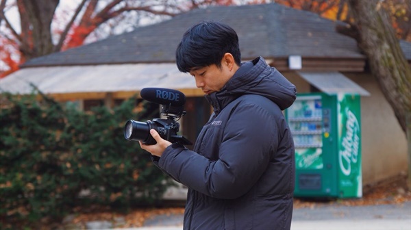  다큐멘터리 영화 <학교 가는 길>의 김정인 감독