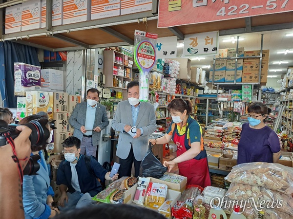  더불어민주당 대선 주자인 이낙연 전 대표가 7일 오전 칠성시장에서 장보기를 하고 있다.