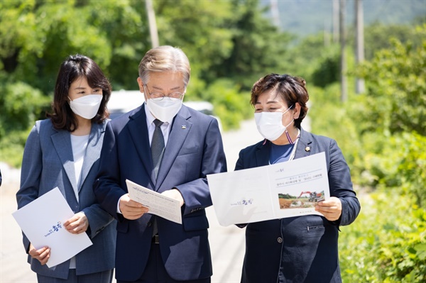 이재명 경기도지사와 부인 김혜경씨가 7일 충북 충주 광동마을 일대 ‘수해 재난지역 선포지구’ 현장을 둘러보고 있다. 이 지역은 지난 2020년 8월 수해로 현재까지도 복구공사가 진행되고 있다.