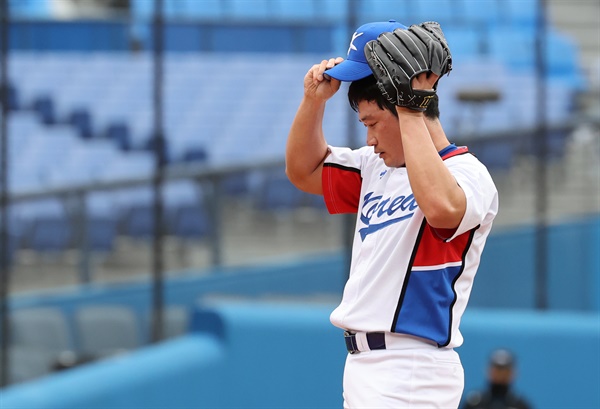   7일 일본 요코하마 스타디움에서 열린 도쿄올림픽 야구 도미니카공화국과의 동메달 결정전. 8회초 오승환이 땀을 닦고 있다.