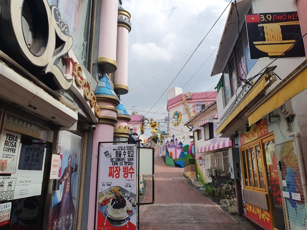 송월동 동화마을은 백설공주, 신데렐라, 빨간 모자 등 각종 동화를 테마로 해서 골목을 꾸며놓았다. 