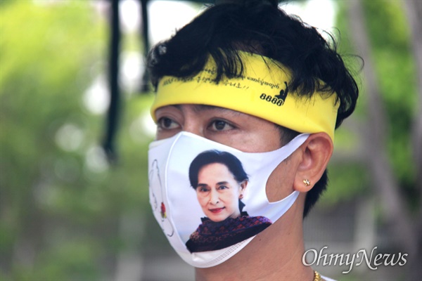 '미얀마 민주주의 연대 일요시위'로 8월 8일 창원역 앞에서 열린 1인시위. 아웅산 수지 전 국가고문을 마스크에 새겼다.