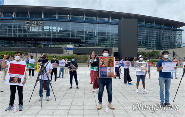 8일 부산역 광장에서 열린 "미얀마 민중과 연대하는 26차 릴레이 캠페인."