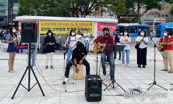  8일 부산역 광장에서 열린 "미얀마 민중과 연대하는 26차 릴레이 캠페인."