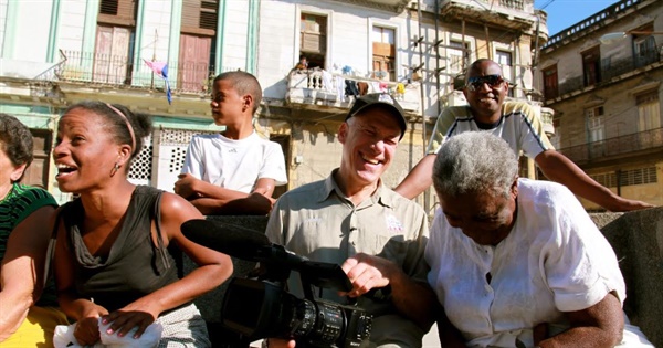  영화 <쿠바와 카메라맨> 스틸. 존 알퍼트(가운데)와 쿠바 사람들.