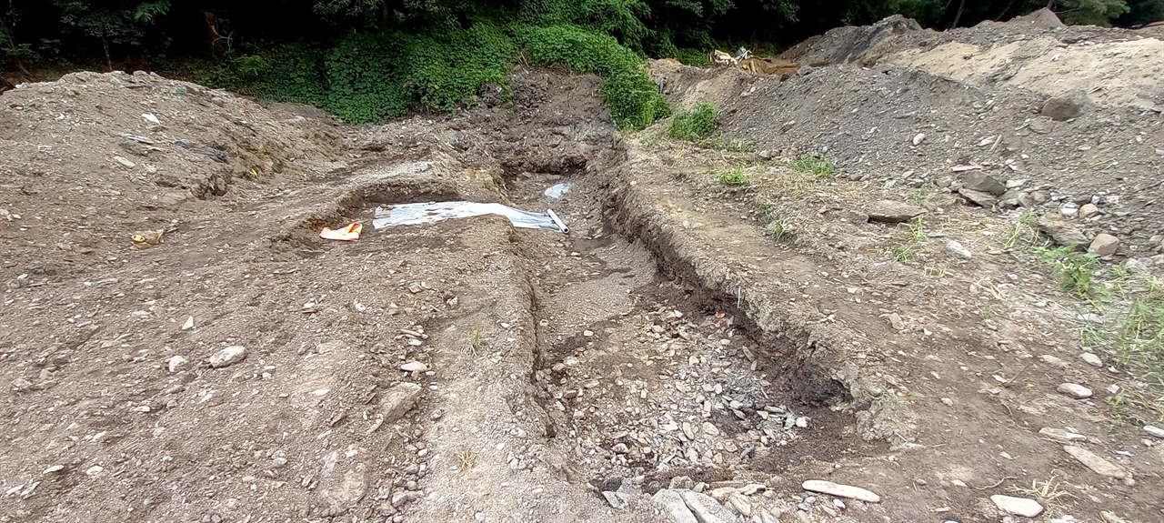 해당 구간 아래쪽에 있는 가로 50ｍ 구덩이가 있었던 것으로 추정되는 곳에서도 희생자 유해로 보이는 유해 일부와 고무신 등 유품이 발견됐다.