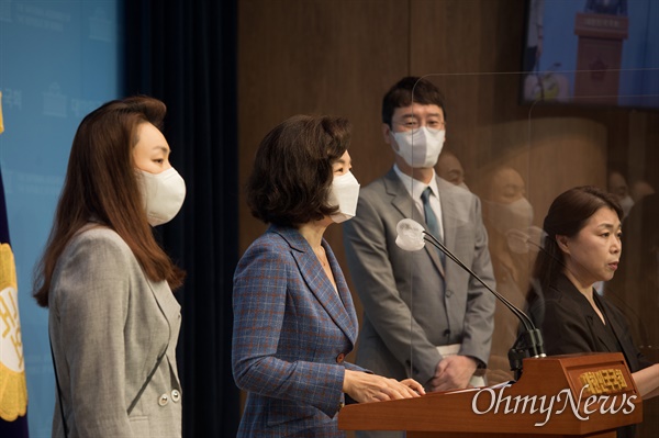 국민의힘 김예지 의원(왼쪽부터), 민현주 전 의원, 김웅 의원이 9일 오전 서울 여의도 국회 소통관에서 유승민 예비후보 캠프 대변인단 명단을 발표하고 있다.
