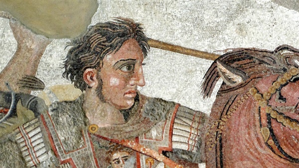 사람들은 알렉산드로스 대왕을 당연히 '그리스인'이라 생각하지만 실제로 그는 사석에서 마케도니아어를 사용했으며 그리스인이 마케도니아인을 야만인으로 경멸하는 것에 종종 불만을 표출하곤 했다. "그러나 알렉산드로스는 들은 척도 않고 벌떡 일어나더니, 마케도니아 말로 호위병을 부르고...(중략)...알렉산드로스가 마케도니아 말을 하는 것은 몹시 흥분했다는 증거였다."  플루타르코스 저, 이성규 역, <플루타르코스 영웅전>, <현대지성사(2000)>, 33. 알렉산드로스 편, 1275~1276쪽. 

 