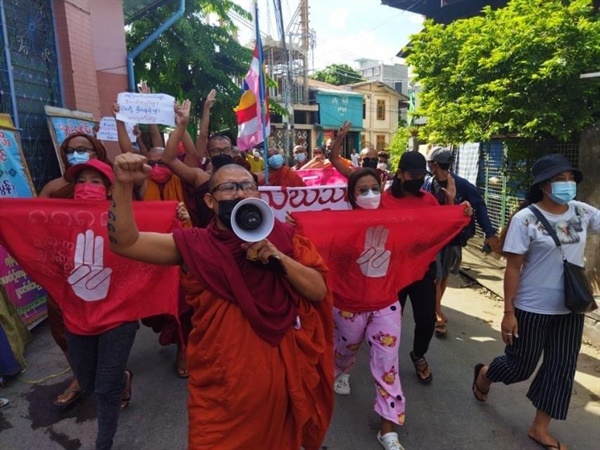 8일 만달레이시 총승려회가 8888 민주항쟁 33주년 기념 반독재 시위