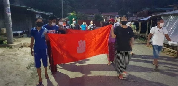 8일 밤 카친주 파깐시에서 8888 민주항쟁 33주년 기념 반독재 시위