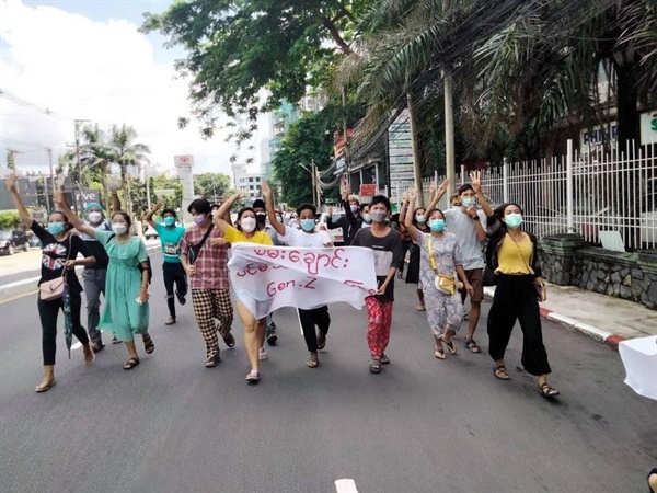 8일 양곤시 바항구에서 청년들이 8888 33주년 기념 반독재 시위