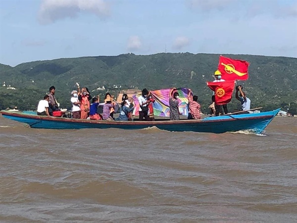 8일 에야와디강에 만달레이시 총시민단체들이 8888 민주항쟁 33주년 기념 반독재 시위