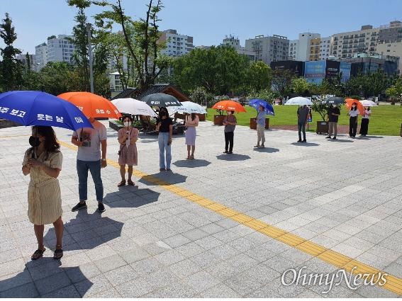 인천시는 공공우산 400개를 임시선별검사소 8곳에 비치해 폭염 속에서 코로나 검사를 대기하는 시민들에게 대여한다.
