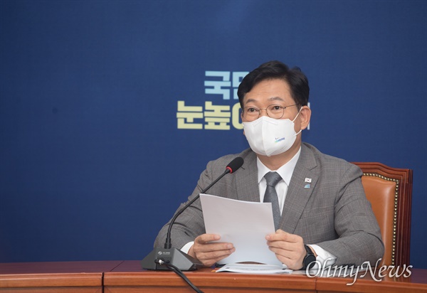  10일 오전 국회 더불어민주당 대표실에서 송영길 당대표가 취임 100일 기자간담회를 하고 있다.   