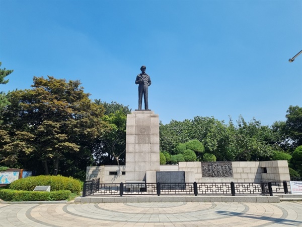 한국 최초의 서양식 공원인 자유공원은 미국과의 인연이 유독 깊은 장소라 할 수있다. 조미통상수호조약을 체결한 장소 중 하나로 알려져 있고, 맥아더장군 동상도 세워져 있다.