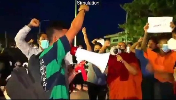9일 밤 거리로 나온 만달레이 승려들과 시민들