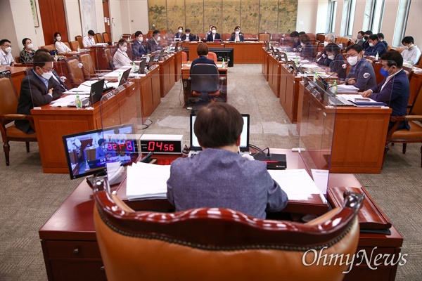 10일 국회에서 열린 문화체육관광위원회 전체회의에서 허위·조작 보도에 대한 징벌적 손해배상 적용을 골자로 하는 언론중재법 개정안을 논의하고 있다. 