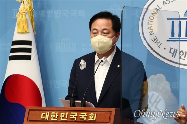 더불어민주당 대선 경선 후보인 김두관 의원이 11일 국회 소통관에서 균형분권국가 10대 공약을 발표하고 있다.