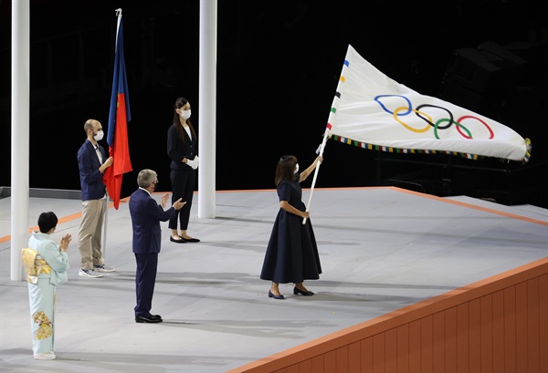 지난 8월 8일 도쿄 신주쿠 국립경기장에서 열린 2020 도쿄올림픽 폐회식에서 2024하계올림픽 개최지인 프랑스 파리의 안 이달고 시장이 오륜기를 흔들고 있다. 왼쪽부터 고이케 유리코 도쿄도지사, 토마스 바흐 IOC위원장. 2021.8.8