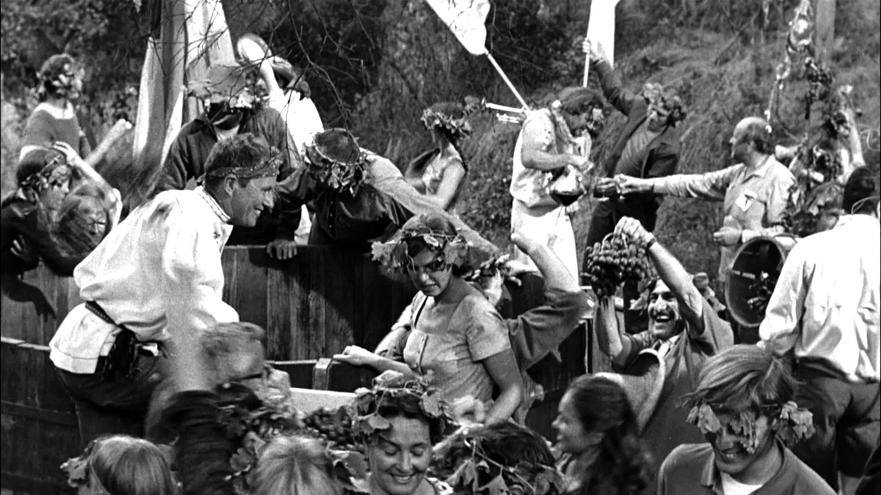  영화 세컨즈(Seconds)에서 촬영된 마운틴 커뮤니티의 모습이다. 포도밟기 행사가 한창 진행중이다.
