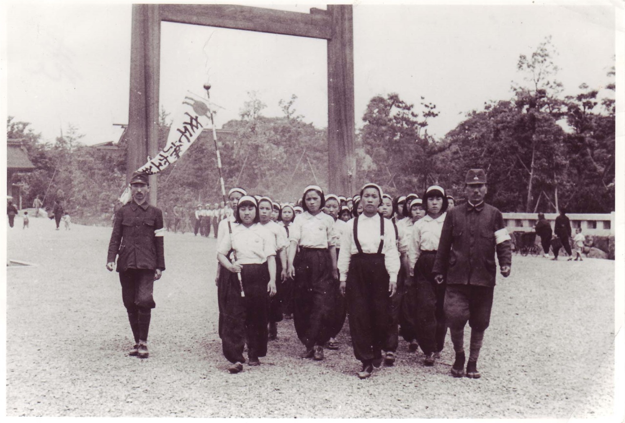 1944년 6월경 미쓰비시중공업으로 동원된 10대 소녀들이 일본인 인솔에 따라 신사참배에 동원된 모습. 이들은 강제노동에 시달려야 했다.