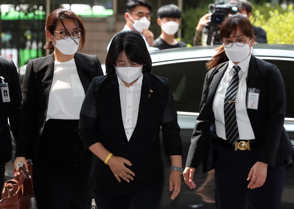 정의기억연대 후원금 유용 혐의 등으로 기소된 무소속 윤미향 의원이 지난해 8월 11일 오후 첫 공판이 열리는 서울서부지법 형사합의11부 법정으로 향하고 있다.