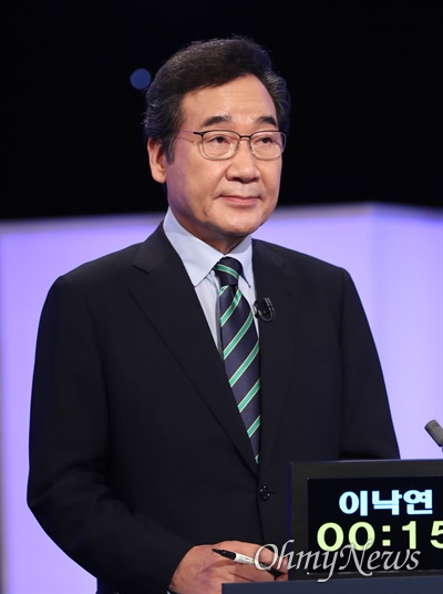 더불어민주당 이낙연 대선 예비후보가 11일 오후 서울 여의도 KBS에서 열린 본경선 3차 TV토론에 참석해 토론준비를 하고 있다.