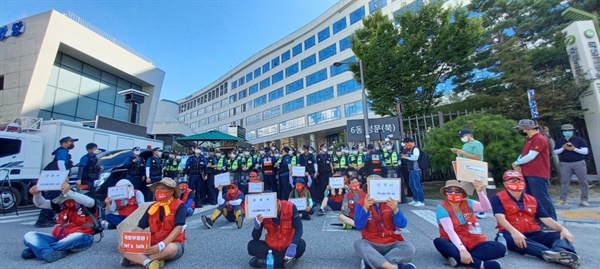 지난 5일, 완전월급제 즉각 실시를 요구하는 진정서 접수를 하려다가 경찰에 막혀 세종시 국토교통부 정문 앞에서 연좌하고 있는 택시노동자들