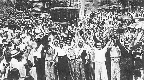 1945년 8월 16일 서울 마포형무소 앞.