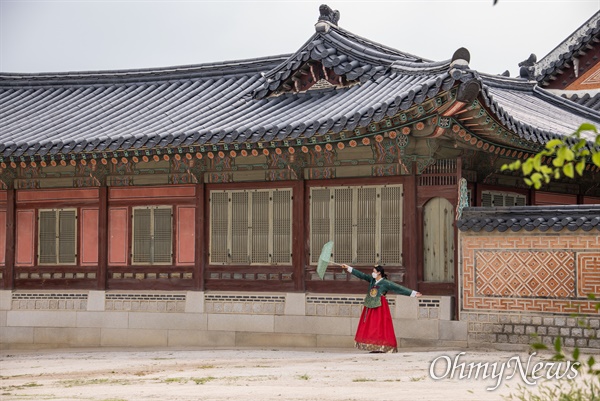지난 12일 오후 서울 종로구 경복궁을 찾은 관광객들이 마스크를 쓴 채 주변을 둘러보고 있다. 