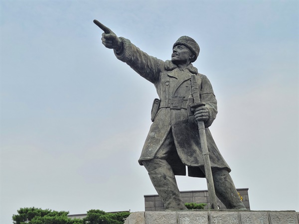 김좌진장군기념사업회는 지난 1983년 조국의 독립을 위해 투쟁해온 김좌진 장군의 업적을 기리기 위해, 홍성군 주요 도로인 5거리에 동상을 세웠다.